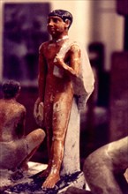 Jeune homme nu portant un sac sur l'épaule gauche et les sandales de son maître dans la main droite