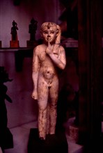 Représentation de l'enfant royal porteur de l'uraeus et de la mèche tressée, l'index placé devant la bouche