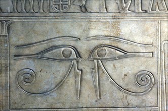 Sarcophage sur lequel est gravé deux yeux oudjat pour restituer au défunt sa vision