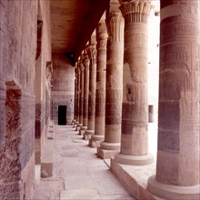 Philae, Temple d'Isis. Colonnade de la cour intérieure