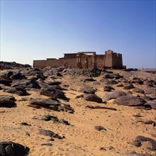 Assouan, Kalabsha. Vue générale du temple avec le kiosque de Kartassi au premier plan