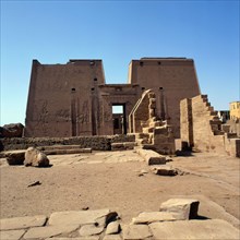 Temple d'Edfou, 1er pylône vu du Mammisi