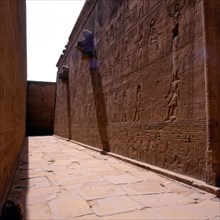 Temple d'Edfou, le grand couloir