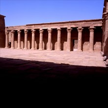 Temple d'Edfou. Cour intérieure vue sur la colonnade orientale