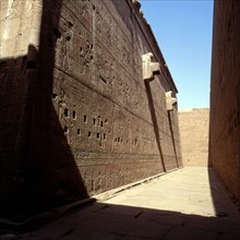 Temple d'Edfou. Le grand couloir côté arrière