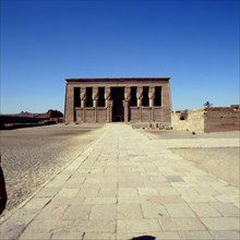 Temple de Dendérah. Cour et façade de la salle hypostyle