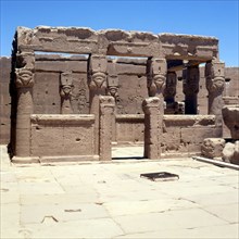 Temple de Dendérah. Kiosque sur la terrasse pour la célébration du rituel de l'union au disque