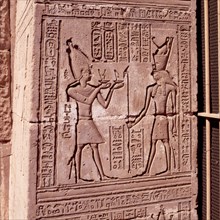 Temple de Dendérah. Offrande des couronnes par le roi à Horus d'Edfou