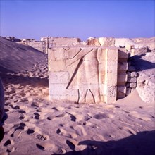 Le site de Medinet Madi enfoui sous les sables : un portail d'entrée