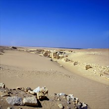 Le site de Medinet Madi enfoui sous les sables : allée processionnelle de lions à l'entrée du temple