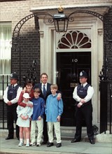 Tony Blair en famille devant 10 Downing Street, en 1997