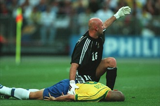 BARTHEZ WITH INJURED RONALDO
BRAZIL V FRANCE
12/07/1998
DL36G16C