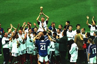 AIME JACQUET LIFTS WORLD CUP
BRAZIL V FRANCE
12/07/1998
DL40G36C