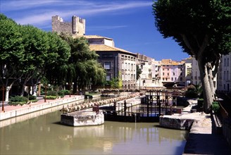 Narbonne, La Robine canal, lock downstream from the Voltaire Bridge; in the background, the Merchants' Bridge