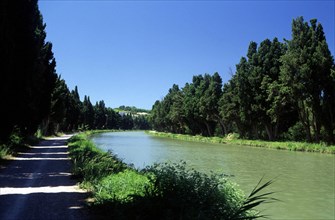 Béziers, environs of the canal-bridge, view towards Fonserannes