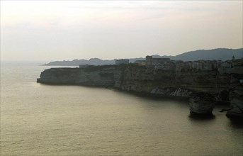 Vue de la côte Accore sur Bonifacio et pointe du Timon, au fond Capo di Feno