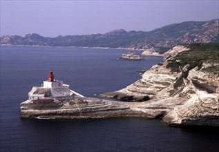Entrée du port de Bonifacio et phare de la Madonette