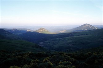 Vue depuis Croix de Boutières en direction de (g. à dr.) Chabrières, Roche de Borée, Gouleyou, Suc de Touron, Suc de Sara