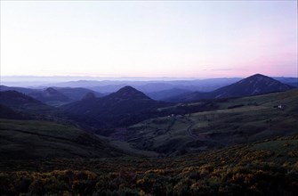 Vue depuis Croix de Boutières en direction de (g. à dr.) Chabrières, Roche de Borée, Gouleyou, Suc de Touron, Suc de Sara