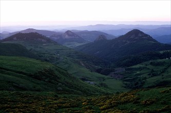 Vue depuis Croix de Boutières en direction de (g. à dr.), Chabrières, Roche de Borée, Gouleyou, Suc de Touron