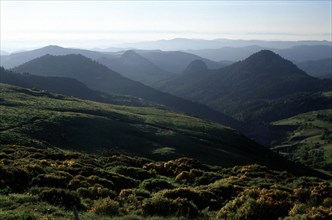 Vue depuis Croix de Boutières en direction de (g. à dr.), Chabrières, Roche de Borée, Gouleyou, Suc de Touron