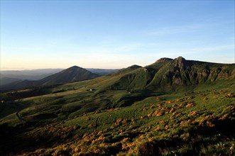 Vue depuis Croix de Boutières avec, de g. à dr., suc de Sara, roche de Cruzet