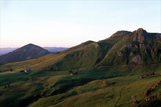 Vue depuis Croix de Boutières avec, de g. à dr., suc de Sara, roche de Cruzet