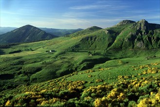 Vue depuis Croix de Boutières avec, de g. à dr., suc de Sara, roche de Cruzet