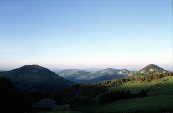 Vue de la D400 en direction  de, g. à dr., Chabrières, roche de Borée, Gouleyou, suc de Touron