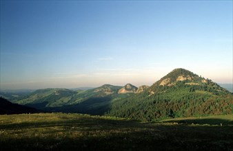 Vue de la D400 en direction  de, de dr. à g., suc de Touron, Gouleyou, roche de Borée