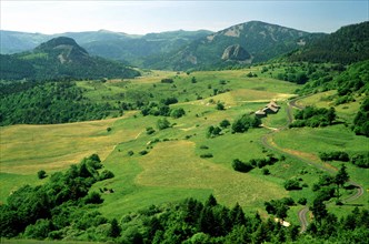 Vue de la D410 en direction de, de g. à dr., roche de Borée, Gouleyou, et versant est du suc de Touron