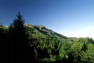 Vue de D378 en direction  de la roche de Cruzet