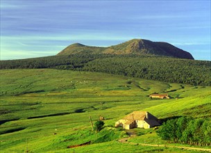 Vue de Marmaille en direction du mont Mézenc