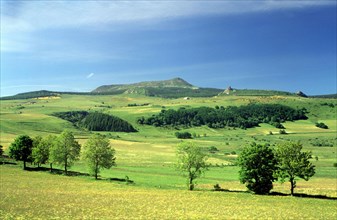 Vue de Chaudeyrolles en direction du mont Mézenc et des Dents du Diable