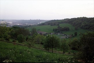 View from atop the Rue des Voûtes towards the St-Gervais ponds and the Seine