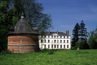 Sainte-Geneviève en Caux, pigeonnier XVIIIe s. et château Blanc