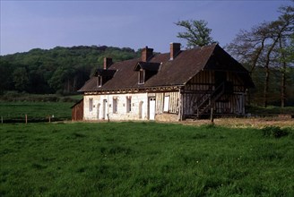 Val-au-Cesne, maison du XVIIIe siècle, entre le D5 et la D89, côté est