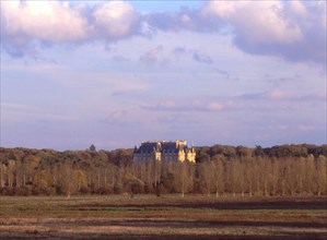 View from the D607 road, at La Pierre Monconseil, towards the Charlement meadow and the Château de Vallière