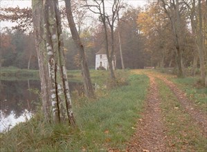 Domaine du château de la Victoire, vue du chemin longeant l'étang en direction du petit pavillon de l'Anguillère
