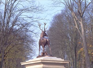Senlis, statue of the stag at the crossroads of routes D330, N17 and D932a