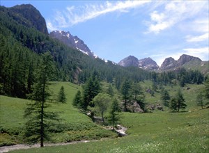 View from the path of the hamlet of Les Combes towards the valley to the east of Fond de Closis