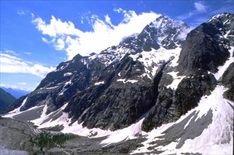 Mount Pelvoux and Pré de Madame Carle seen from the path of the White Glacier