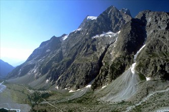 Mount Pelvoux and Pré de Madame Carle seen from the path of the White Glacier
