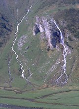 Vue de la route de Gavarnie au barrage d'Ossoue, cascade face à la cabane de Milhas