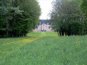 Vue depuis l'allée centrale du parc en direction de la façade nord du château