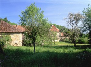Hameau de Cherlieu, vue prise à proximité des ruines de l'abbaye