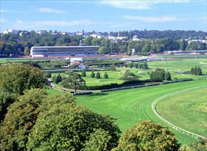 View from the building across from the golf course, Rue du Camp Canadien, towards the entrance to the golf club and the grandstand of the Saint Cloud Racecourse