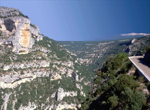 Vue du belvédère de Castelleras en direction du rocher du Cire et du mont Ventoux