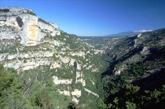 Vue du belvédère de Castelleras en direction du rocher du Cire et du mont Ventoux