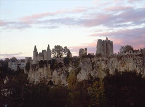 Vue de la D2 en direction des ruines du château des Evêques et de la falaise